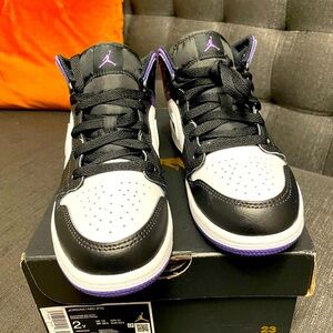 Black and Purple Sneakers with Classic High-Top Design